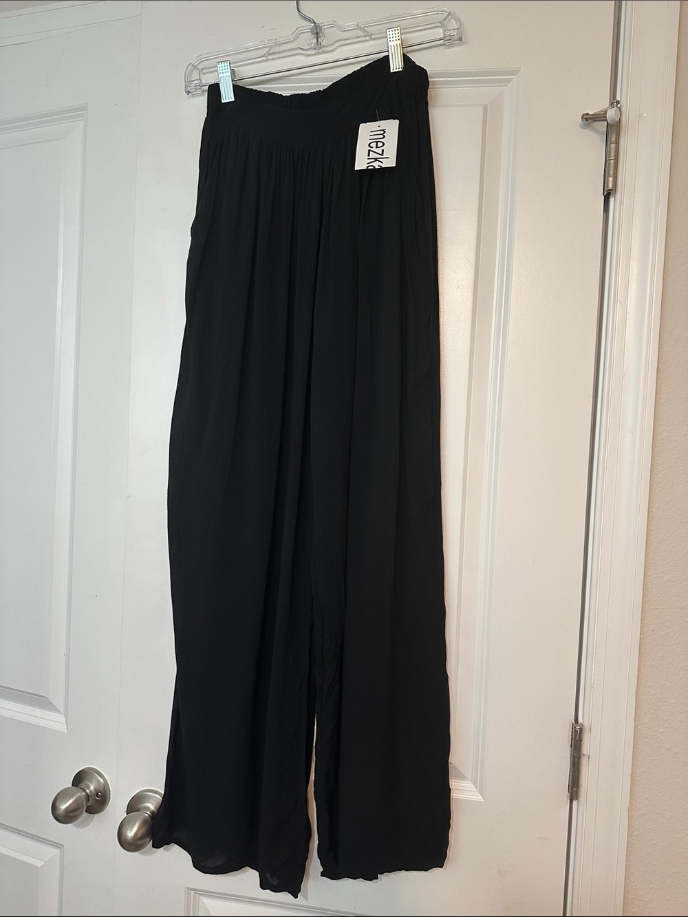 Sz XS Mezka black Palazzo trousers elasticized waist, pockets and a wide-leg cut